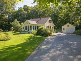 200 Applewood Ln in Manchester, VT - Building Photo