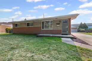 32447 Hawthorne Dr in Warren, MI - Building Photo