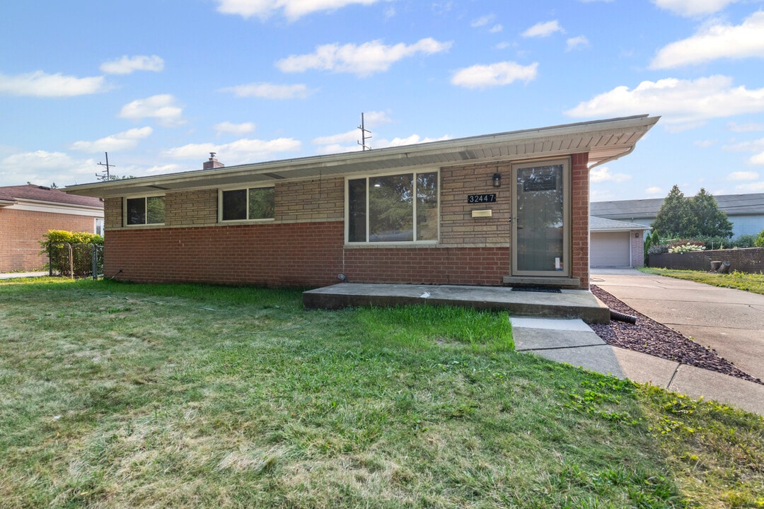 32447 Hawthorne Dr in Warren, MI - Foto de edificio