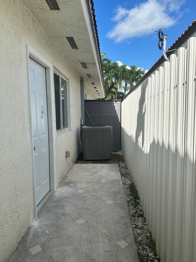 19880 NW 78th Path in Hialeah, FL - Foto de edificio - Building Photo