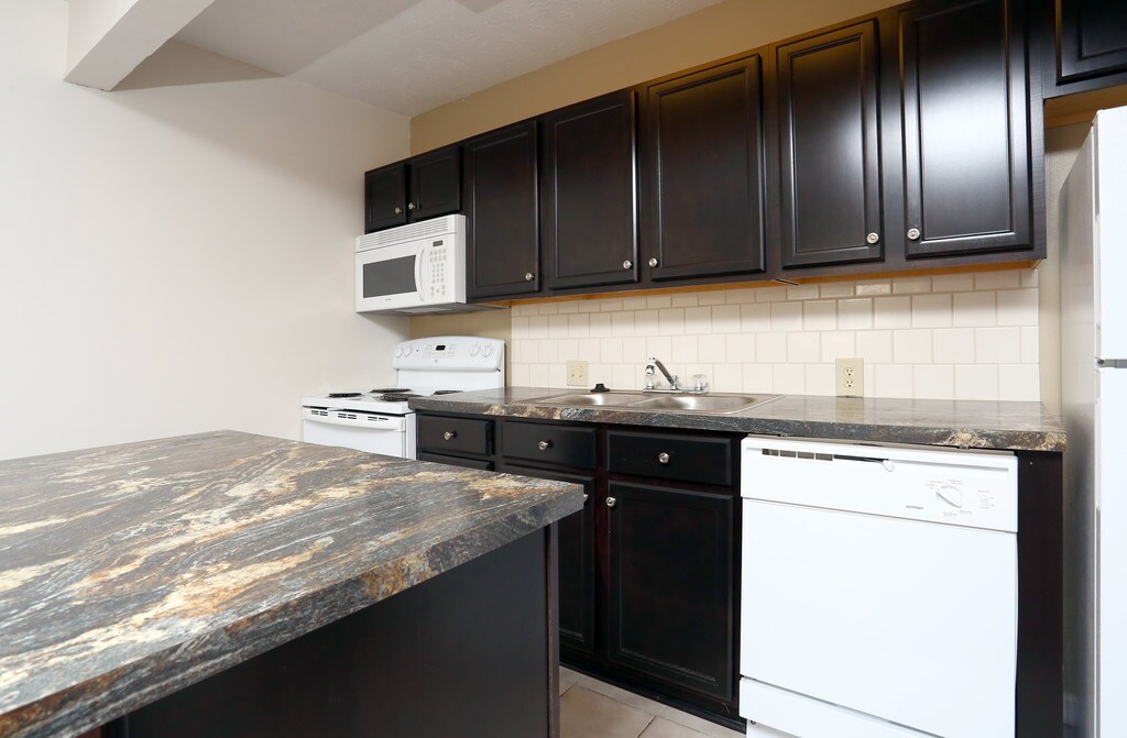 Foxtail Glen on White Pond Apartments in Akron, OH