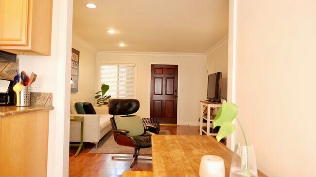 16144 W Sunset Blvd in Pacific Palisades, CA - Foto de edificio - Building Photo