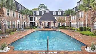 357 N Post Oak Ln in Houston, TX - Building Photo