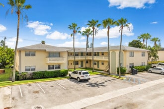 Chateaux Apartments in Palm Springs, FL - Building Photo - Building Photo
