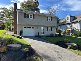 21 Spindrift Dr in Saunderstown, RI - Building Photo