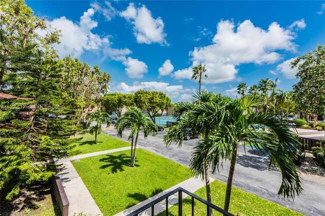 10784 N Kendall Dr in Miami, FL - Building Photo - Building Photo