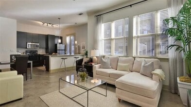 2115 Piedmont Rd NE in Atlanta, GA - Foto de edificio - Building Photo