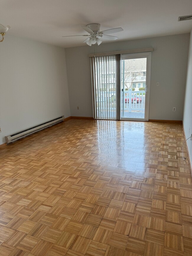 80 Mountain Ct in Bedminster, NJ - Foto de edificio - Building Photo