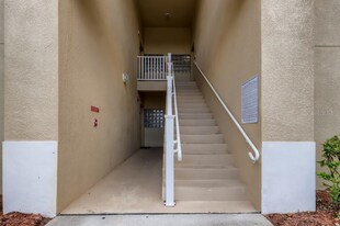 6011 Portsdale Pl, Unit 202 in Riverview, FL - Building Photo
