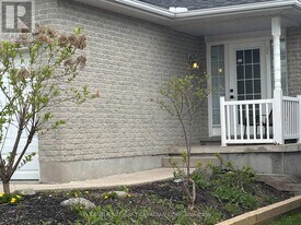 86 Loggers Grove in London, ON - Building Photo