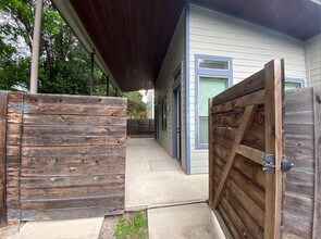 1404 Singleton Ave in Austin, TX - Building Photo - Building Photo