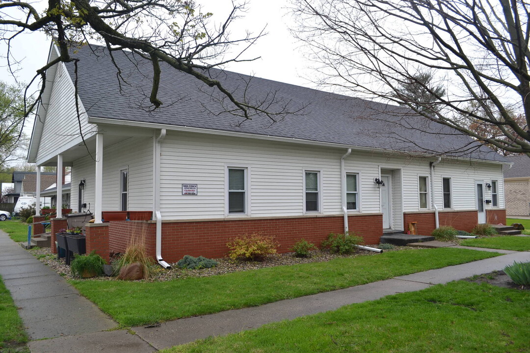 303 N Market St in Winamac, IN - Building Photo