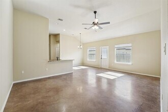 402 Jack Rabbit Ln in Buda, TX - Foto de edificio - Building Photo