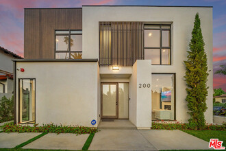 200 N Doheny Dr in Beverly Hills, CA - Building Photo - Building Photo