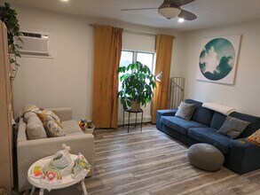 11 Nichols Ave, Unit #1 in Watertown, MA - Foto de edificio - Building Photo