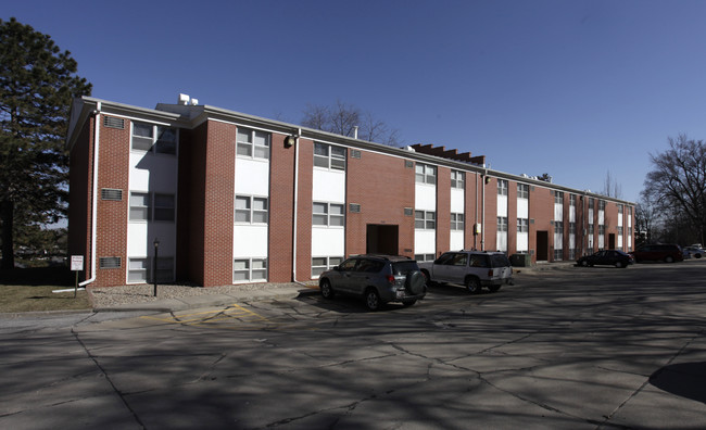 Country Park Apartments in Omaha, NE - Building Photo - Building Photo