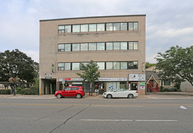 250 Lakeshore Rd E in Mississauga, ON - Building Photo - Building Photo