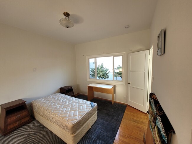 10528 Ayres Ave in Los Angeles, CA - Foto de edificio - Building Photo