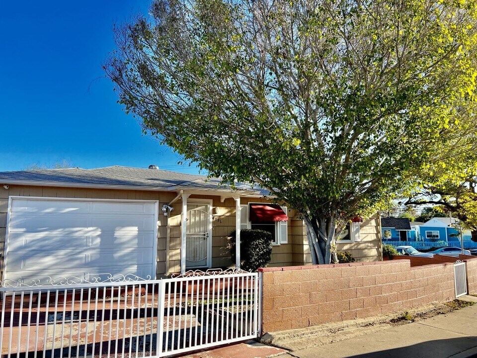 4196 Manzanita Dr in San Diego, CA - Building Photo