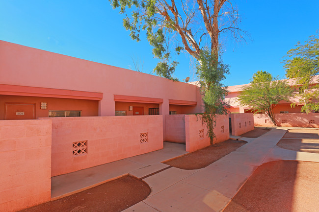 Sahuaro Apartments in Tucson, AZ - Building Photo - Building Photo