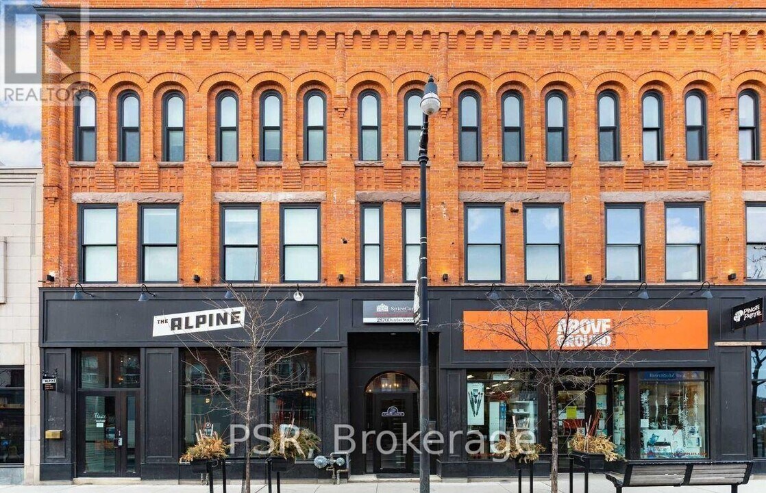 2870 Dundas St W in Toronto, ON - Building Photo