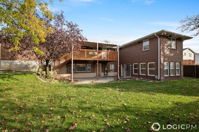 10328 Countrywood Dr in Sandy, UT - Building Photo - Building Photo