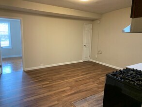 4030 Locust St, Unit 2 in Philadelphia, PA - Foto de edificio - Building Photo