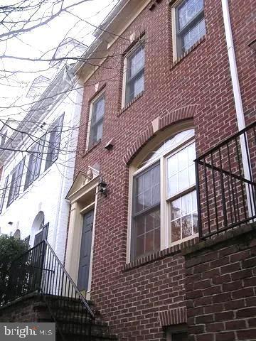 8849 Ashgrove House Ln in Vienna, VA - Building Photo