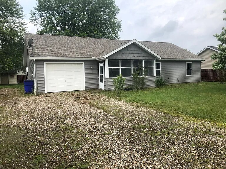 1487 Hillcrest Dr in Atwater, OH - Building Photo