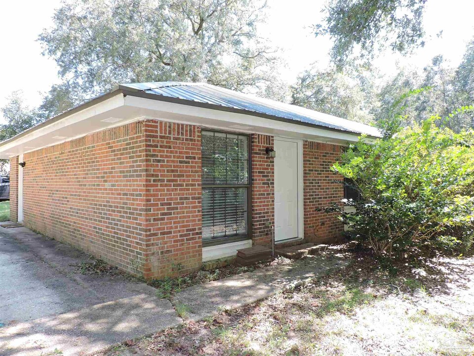 5718 Fairway Dr in Milton, FL - Building Photo