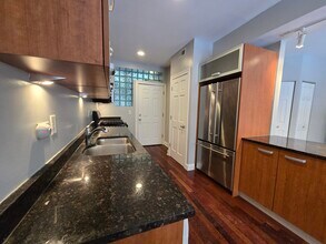 1360 W Estes Ave, Unit Sun-Drenched 1BR Condo wi in Chicago, IL - Building Photo - Building Photo