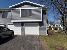 380 Pierce Ct in Vernon Hills, IL - Building Photo