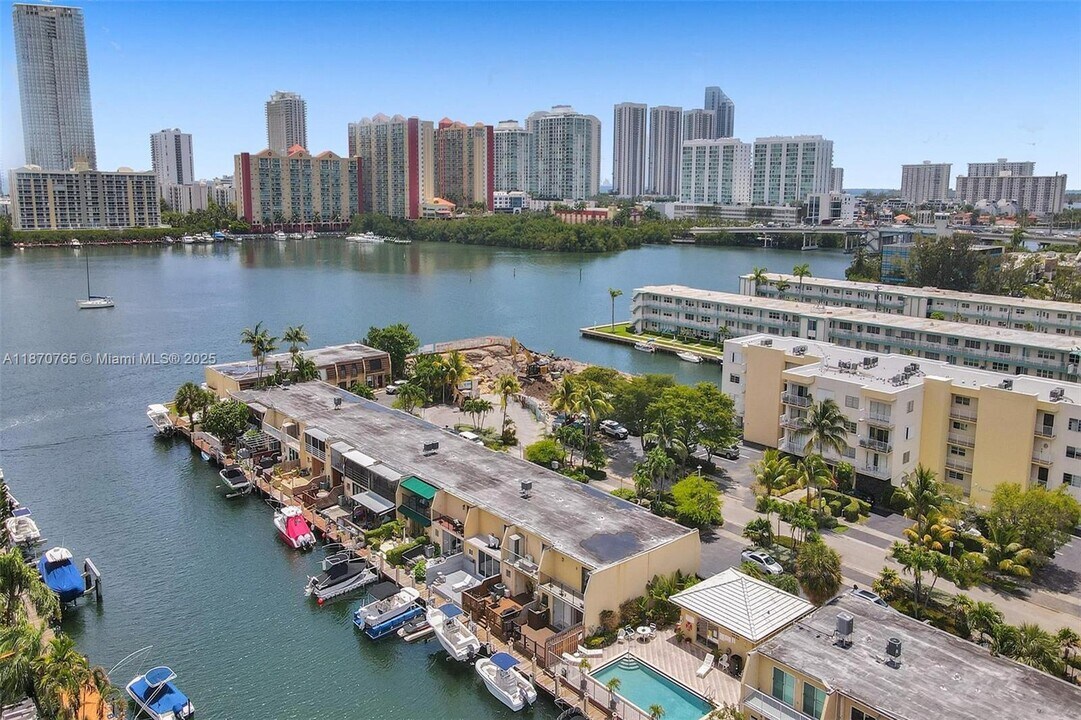 3945 NE 167th St in North Miami Beach, FL - Building Photo