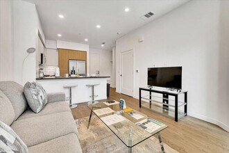 593 Camino De La Reina in San Diego, CA - Building Photo - Building Photo