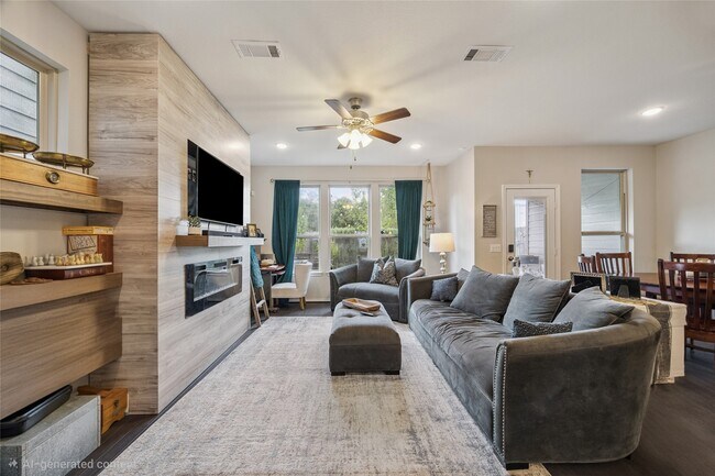 10928 Cannes Memorial Dr in Houston, TX - Building Photo - Building Photo