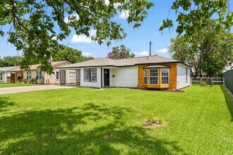 1000 W Thomas Ave in Pasadena, TX - Building Photo - Building Photo