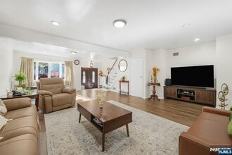 405 Burnet Pl in Paramus, NJ - Building Photo - Building Photo