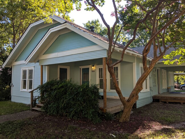 1412 Locust St in Commerce, TX - Foto de edificio - Building Photo