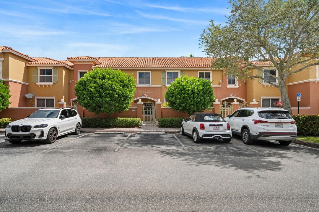 717 SW 107th Ave in Pembroke Pines, FL - Building Photo