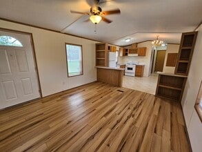 208 Maverick Ln in Utica, NY - Foto de edificio - Building Photo