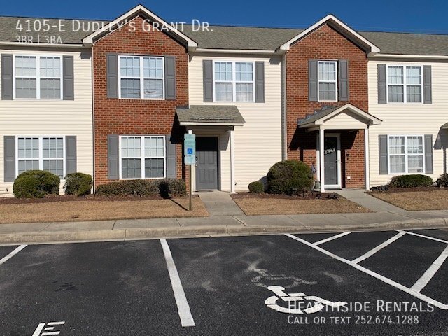 4105-E Dudleys Grant Dr in Winterville, NC - Foto de edificio