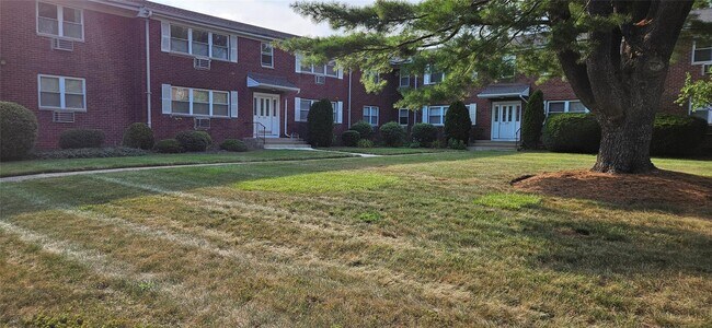 237 N Middletown Rd in Pearl River, NY - Building Photo - Building Photo