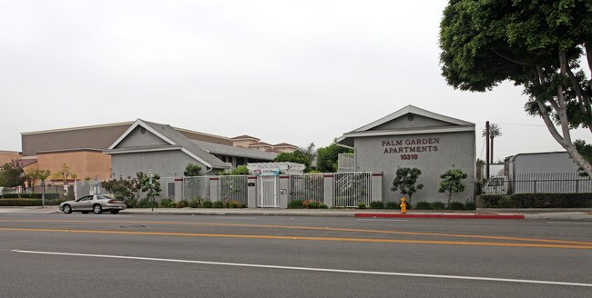 Palm Garden Apartments in El Monte, CA - Foto de edificio - Building Photo