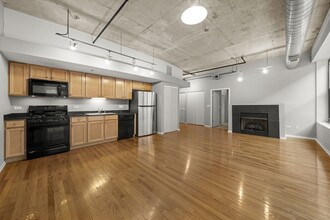 933 W Van Buren St, Unit 718 in Chicago, IL - Building Photo - Building Photo