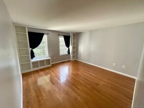 939 Ocean Ave in New London, CT - Building Photo - Building Photo