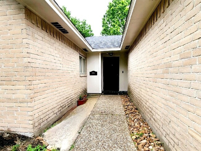 property at 2711 S Brompton Dr