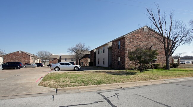 Haltom Oaks Apartments in Haltom City, TX - Foto de edificio - Building Photo