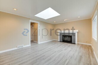 3733 88th Ave SE in Mercer Island, WA - Foto de edificio - Building Photo