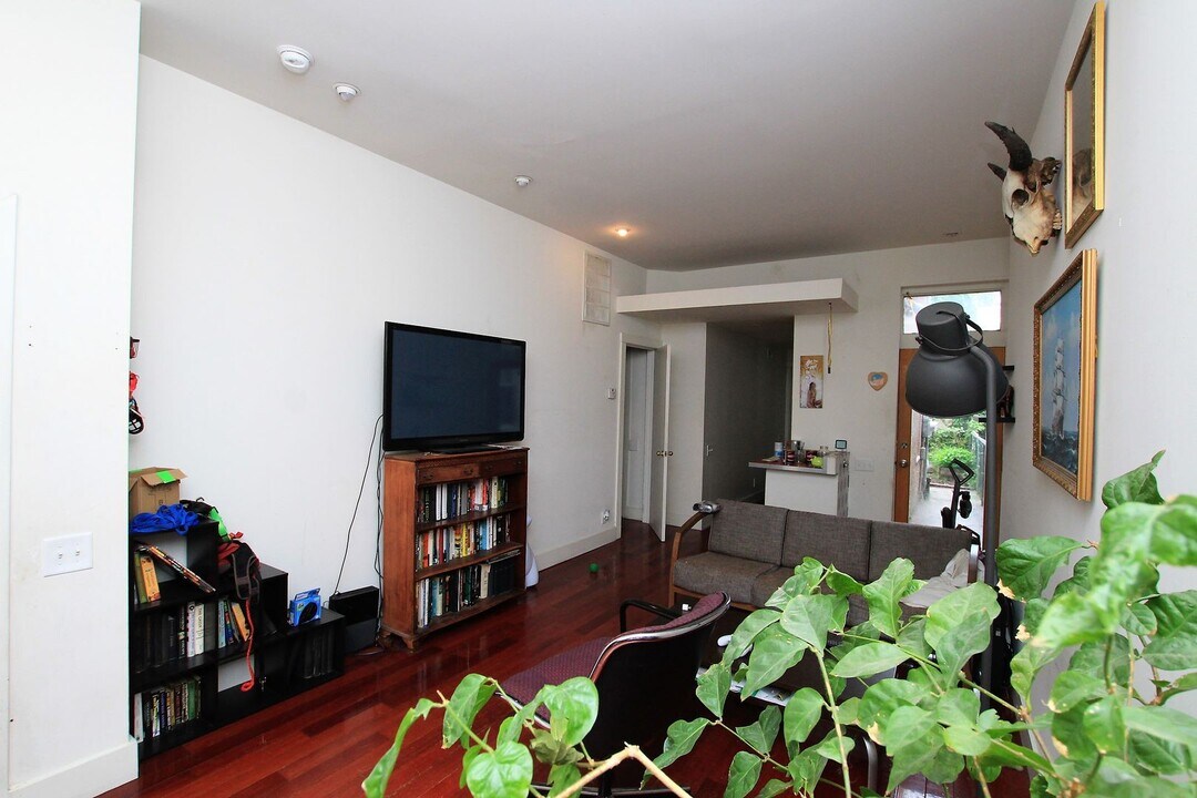 2929 W Girard Ave in Philadelphia, PA - Building Photo