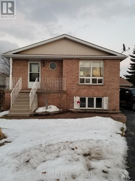 9 Myrtle Lynn Pl in Wasaga Beach, ON - Building Photo